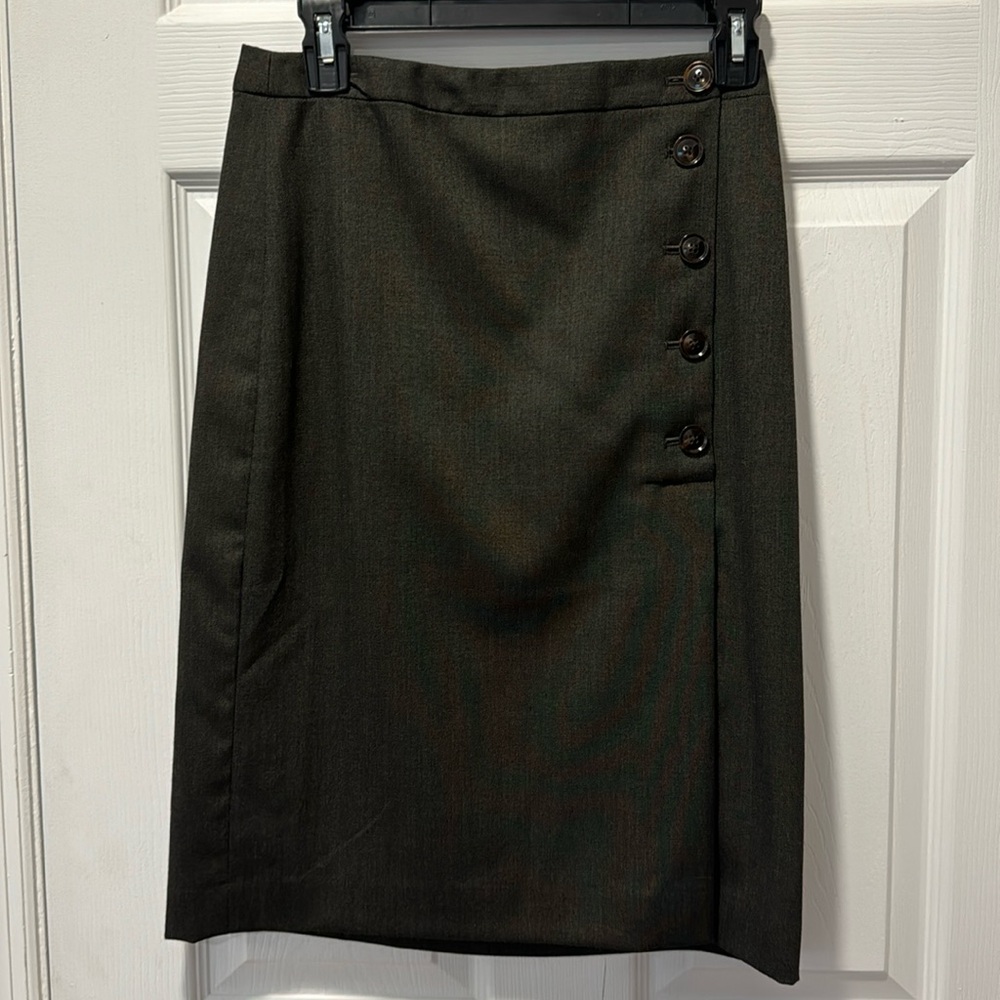 Banana Republic women’s dark green skirt, never worn, size 2, fully lined